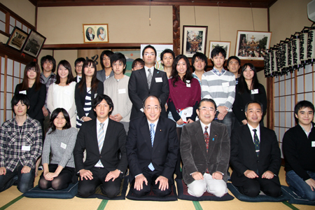 大田区の糀谷神社集会室で行われた「ふるさと対話集会」参加者
